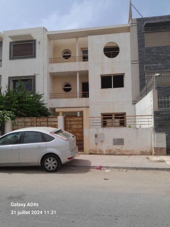 House   240 m² - Photo 0